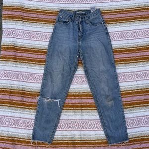 LEVIS 24” WAIST LIGHT WASH MOM JEANS